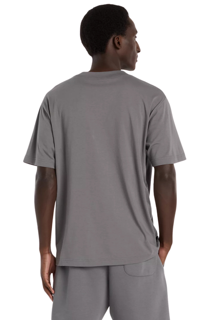 CAMISETA NEW BALANCE REIMAGINED GRAPHIC MT61X6EQB.CAS