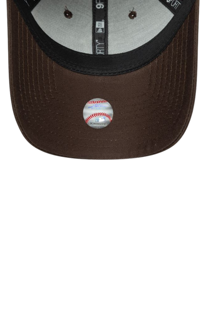 BONÉ NEW ERA WOMENS MLB LEAGUE ESSENTIALS NEW YORK YANKEES 60759074 MARROM